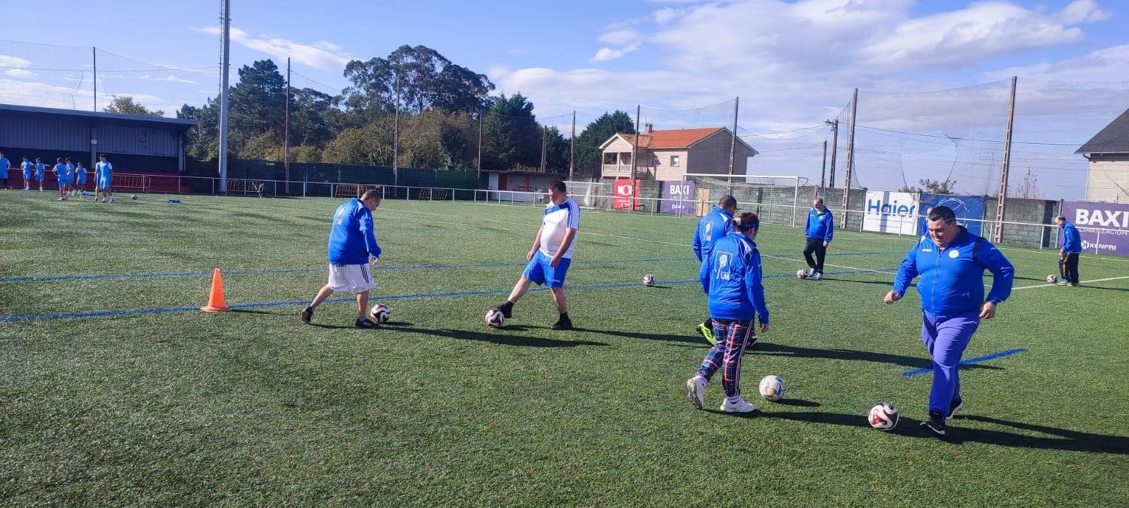 Jornada de fútbol junto con la Escuela Deportiva Arousa - GOL AL ESTIGMA - Imagen 1